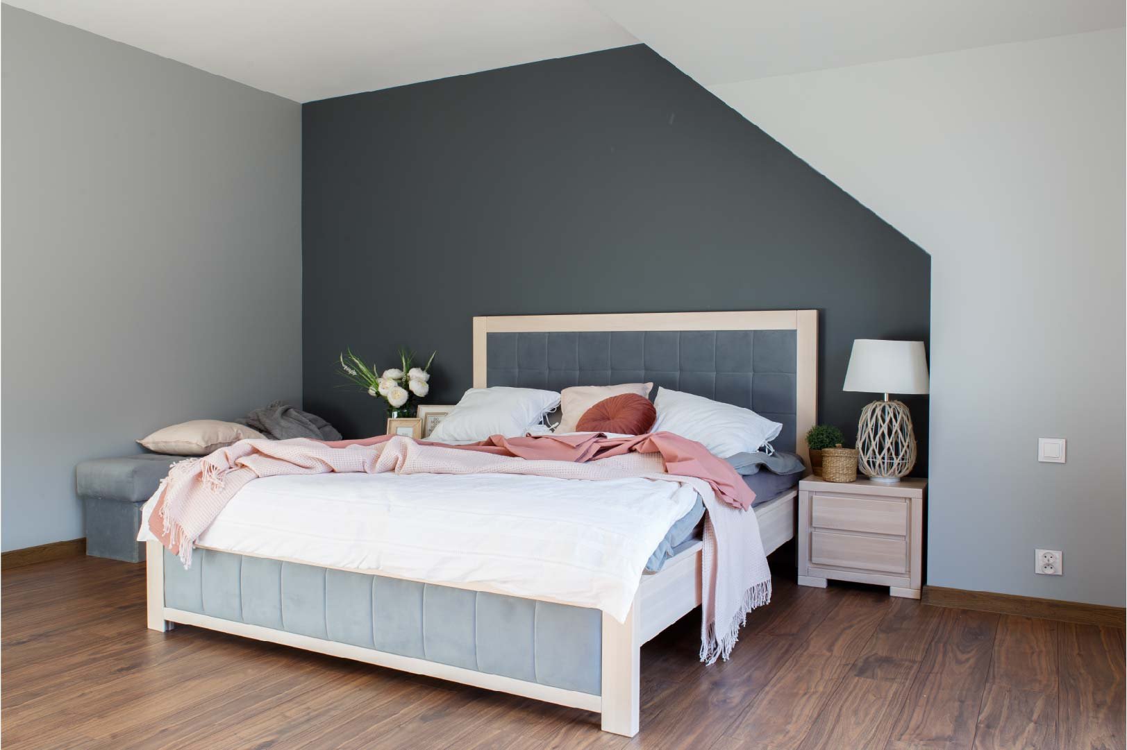 Ložnice v odstínech šedé