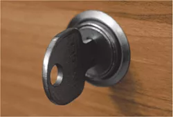 Zámek kovový ke skříním s dvířky