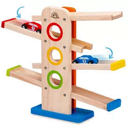 Dřevěná hra auta na svahu 