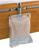 Držák močového sáčku k lůžku